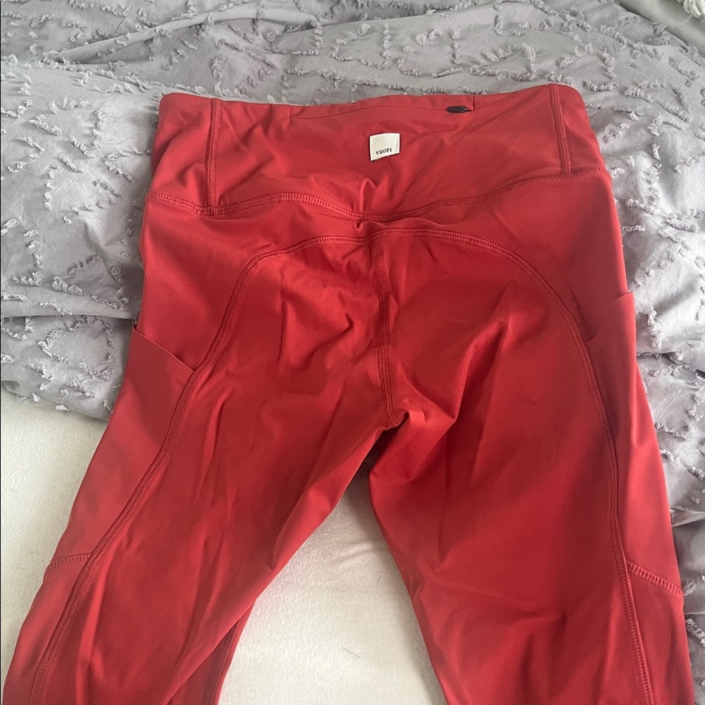 NWOT Vuori leggings w/side pockets
